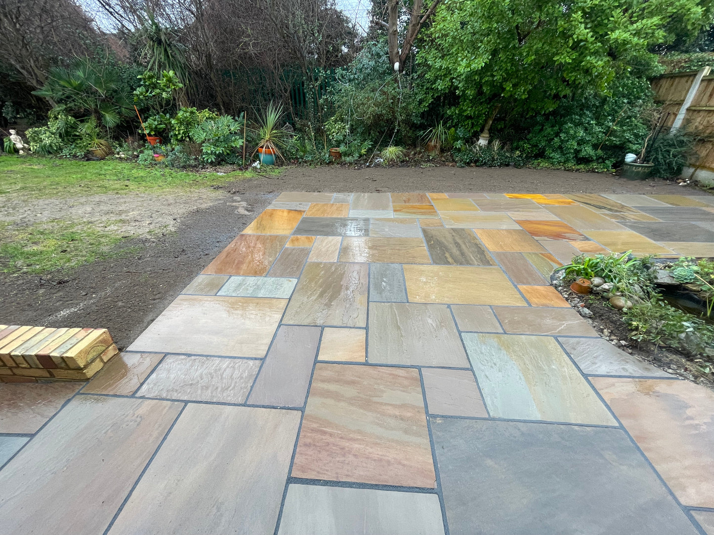 Natural Indian sandstone patio design with Buff Blend paving slabs