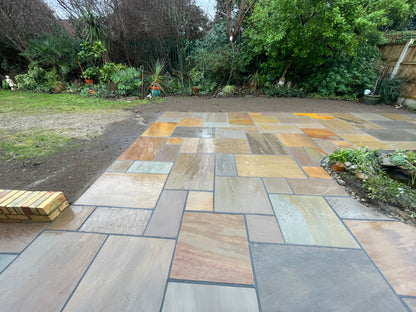 Natural Indian sandstone patio design with Buff Blend paving slabs