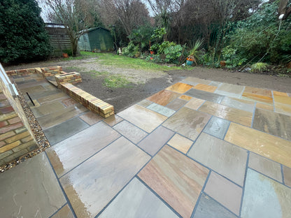 Natural Indian sandstone patio design with Buff Blend paving slabs