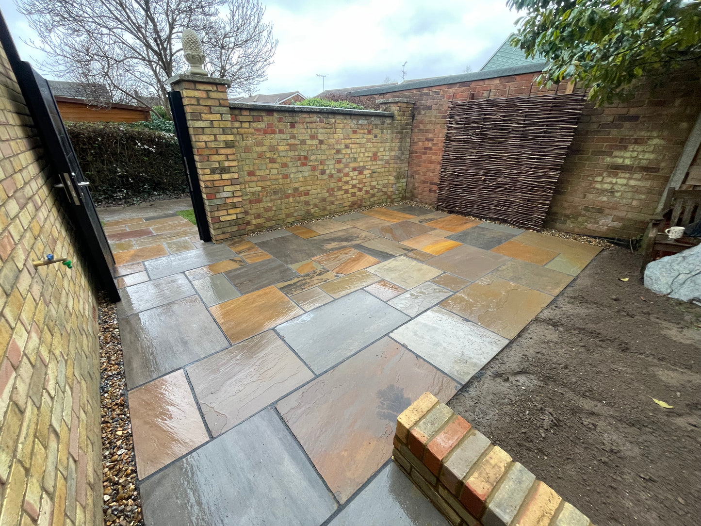 Natural Indian sandstone patio design with Buff Blend paving slabs